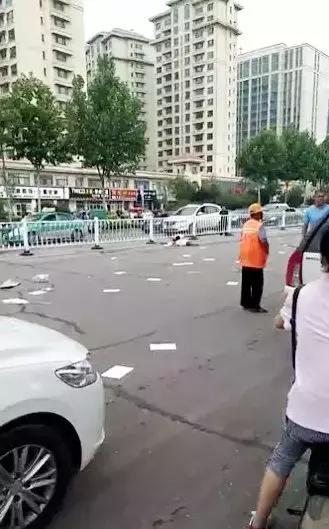 气愤!潍坊新安路发生惨剧,男子无证驾驶,一园林