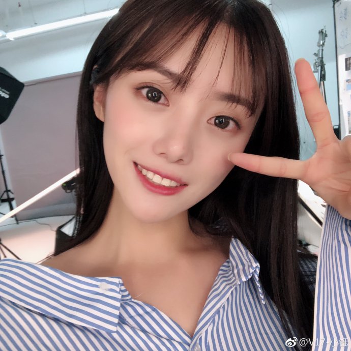 余霜直播时不慎说漏嘴,Rookie和小钰正在谈恋