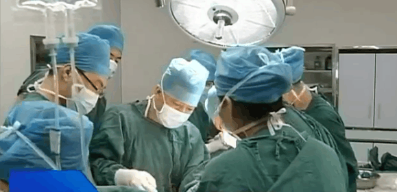 一场篮球赛差点让13岁男童停止长高