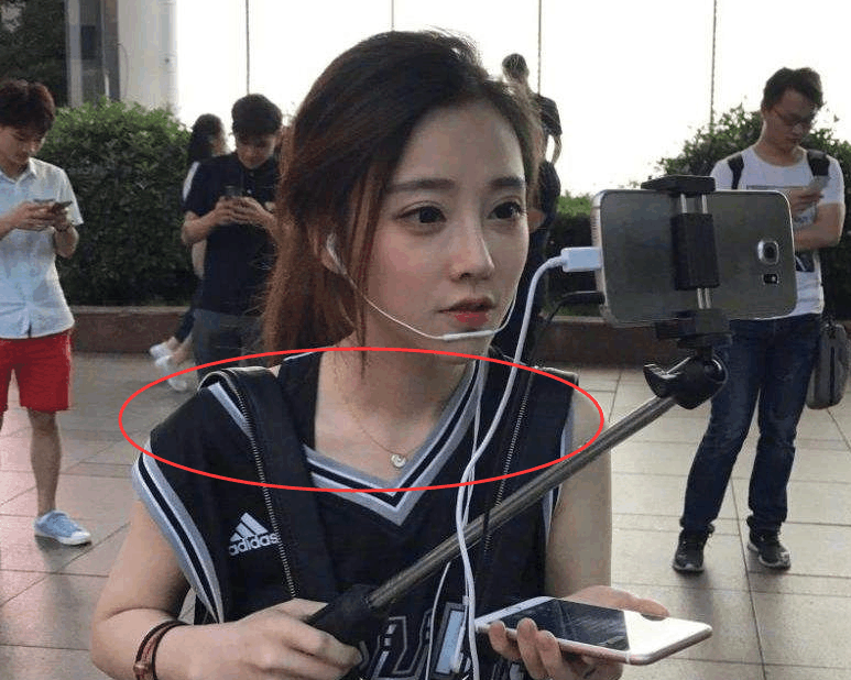 冯提莫会计门事件登上c站! 网友: 马赛克再厚我都认得