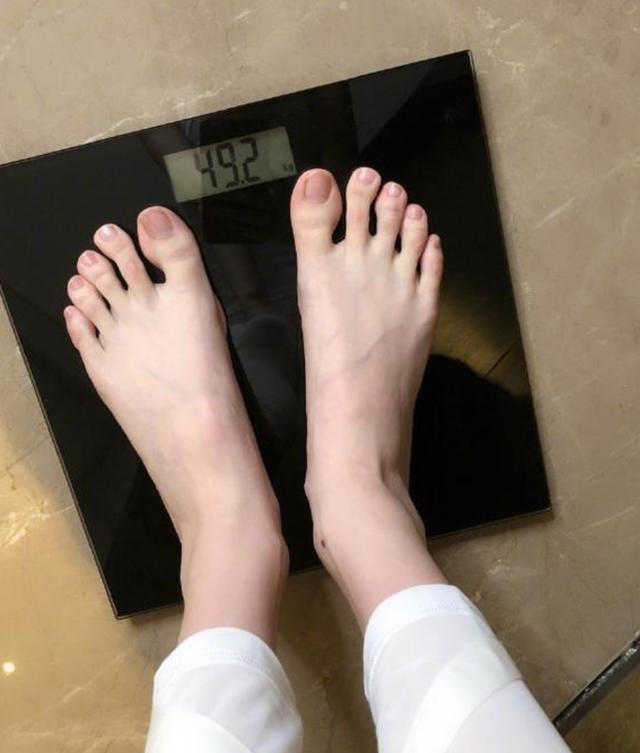 奚梦瑶晒出称体重照片,居然只有49.2kg,快瘦成一道