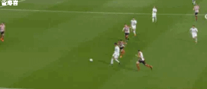 C罗脚后跟与皮球轻轻一碰,莫德里奇大力射门就