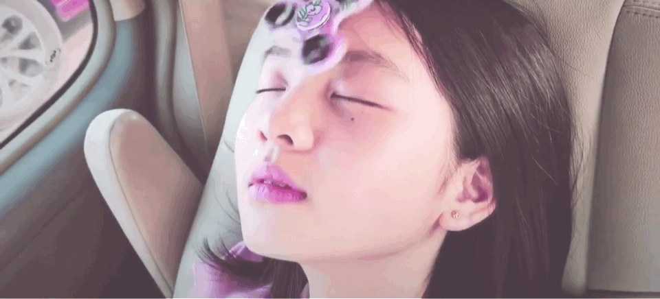 孙莉晒多多织毛线帽给弟弟，容貌像极了妈妈！