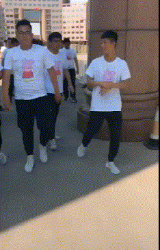 搞笑gif趣图:逐渐消失的笑容,表情帝附体