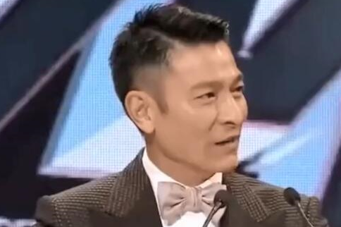 主持人曾说错一句话,刘德华黑脸怒怼:你不想活了吧,场面太尴尬