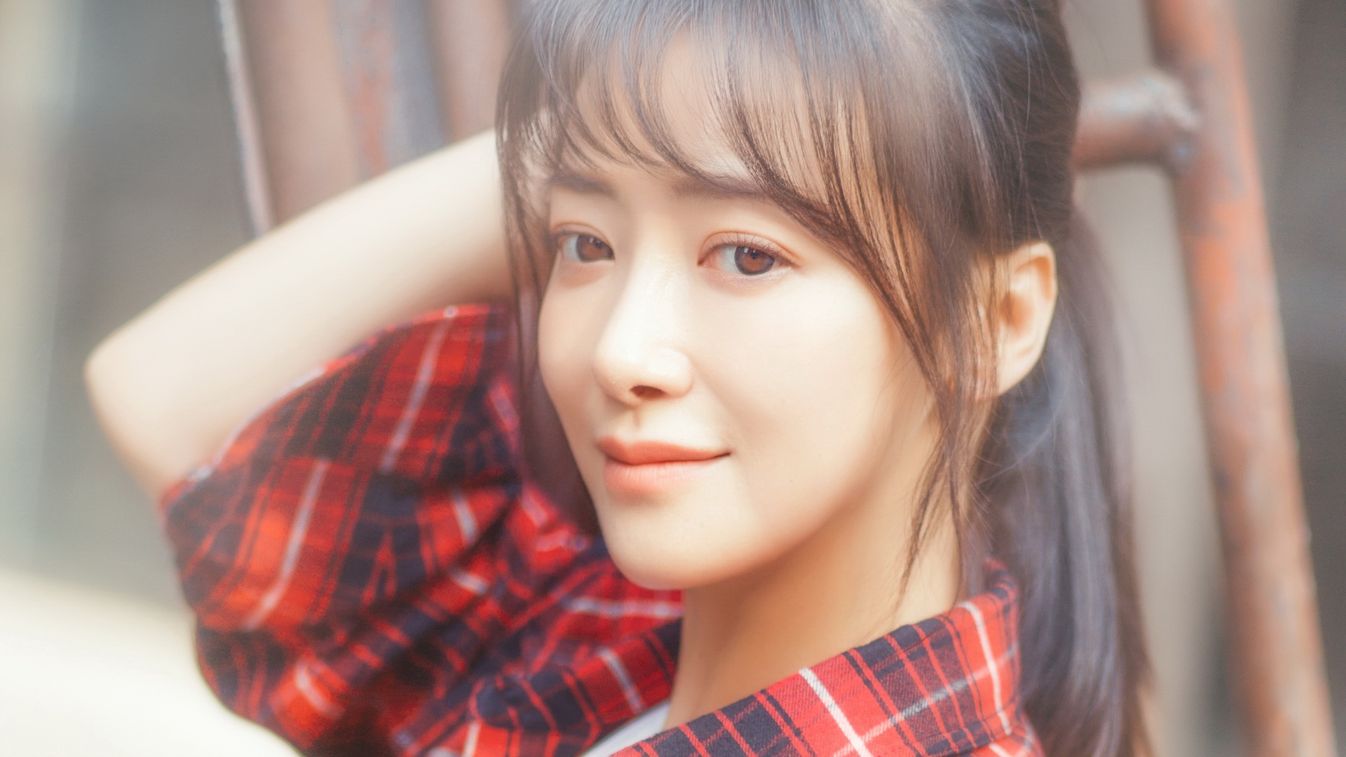 陈紫函与老公低调现身机场笑容满面，果然嫁给爱情的女人都很美