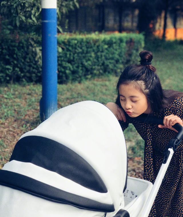 孙莉晒多多织毛线帽给弟弟，容貌像极了妈妈！