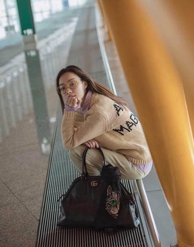 倪妮最新机场街拍,把大牌穿得文艺随性 网友:别人穿肯定丑哭了