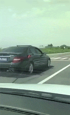 爆笑笑话:有个老头,耳朵很不好.