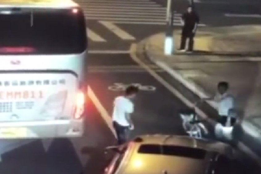 江苏: 宝马车社会哥刀砍电动车主, 不料被反