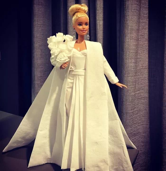 他用纸巾给自己的Barbie娃娃做礼服，造型设计超好看！