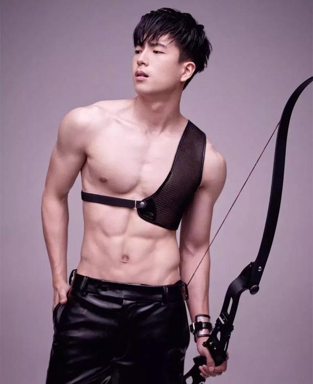 天才枪手男主屁鹅小鲜肉变身肌肉丘比特 性感喷血海报送你舔屏!