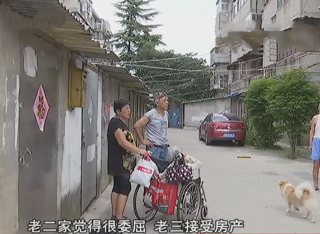 小儿子继承父母的房产,却不愿意赡养母亲,把责