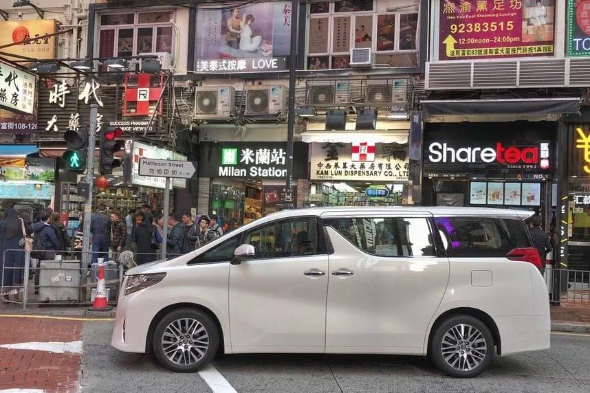 加价30万都有人抢着买的丰田面包车 这车坐着比奔驰都有面子