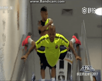 从运动员上场开始,技巧性就体现出来