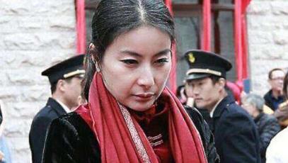 如今37岁的郭晶晶满头白发,双目近乎失明,其中