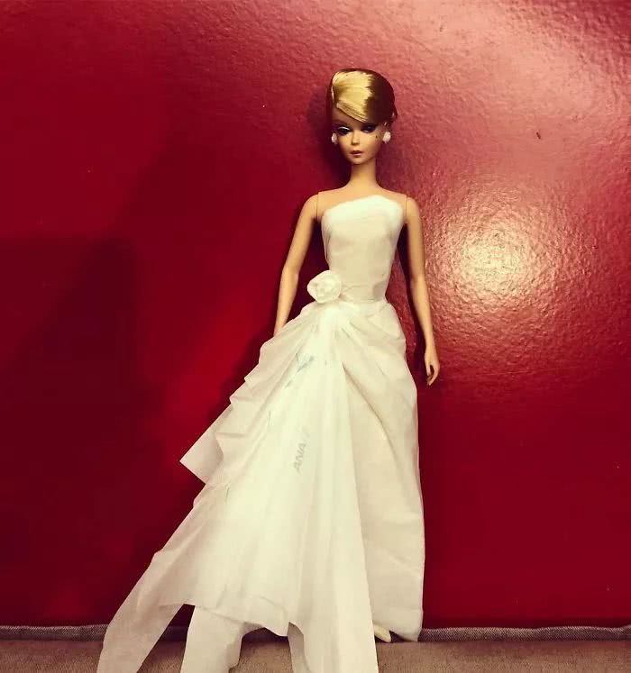 他用纸巾给自己的Barbie娃娃做礼服，造型设计超好看！