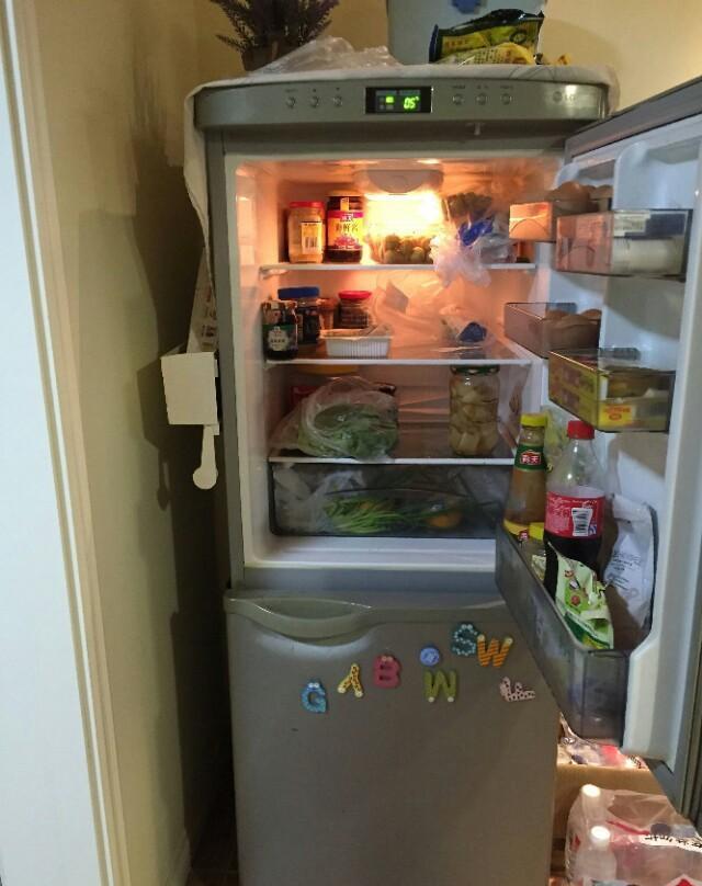 冰箱两侧很烫, 这个正常吗?