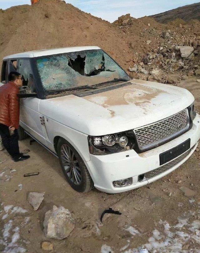 黄土上的路虎揽胜, 破烂不堪, 车主何故如此狠心?