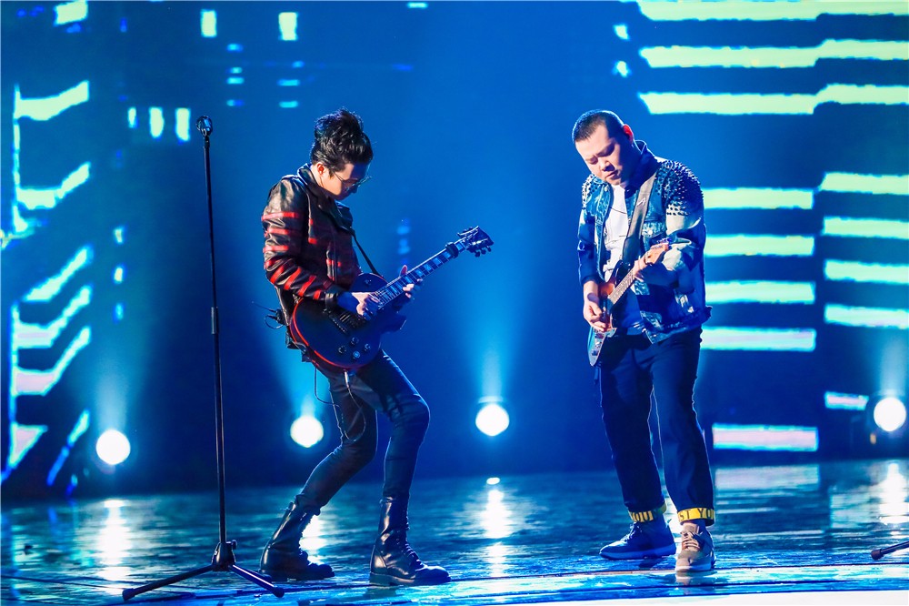 薛之谦岳云鹏致敬小人物过往 《醒来》突破“薛式情歌”