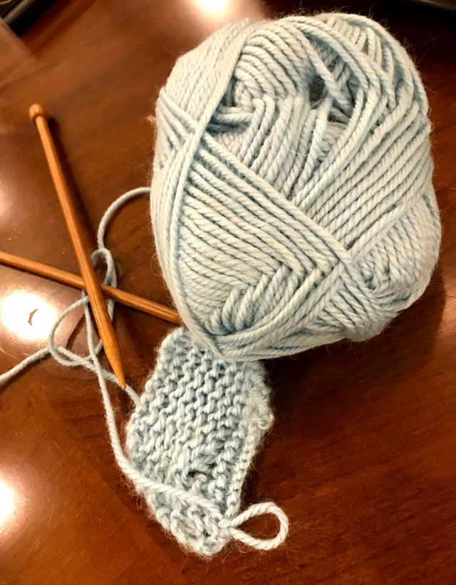 孙莉晒多多织毛线帽给弟弟，容貌像极了妈妈！