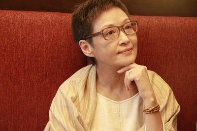 因便秘离婚，被前夫侮辱半辈子，患上抑郁症，如今64岁坚持不婚