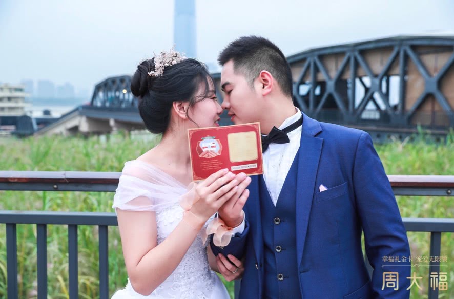 佟大为关悦见证周大福幸福礼金卡百人游轮婚礼