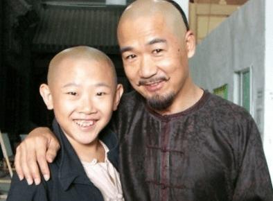 虽然影视剧多,但侯祥基本都饰演儿童,他已经成为了"童星专业户",饰演