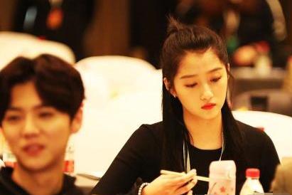 关晓彤回应酒店外与鹿晗激吻,都20岁了,和男友