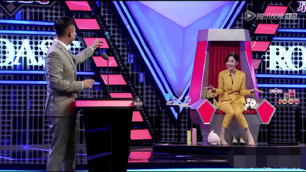 杨超越观战区脱鞋被批没礼貌,看完李小璐当年