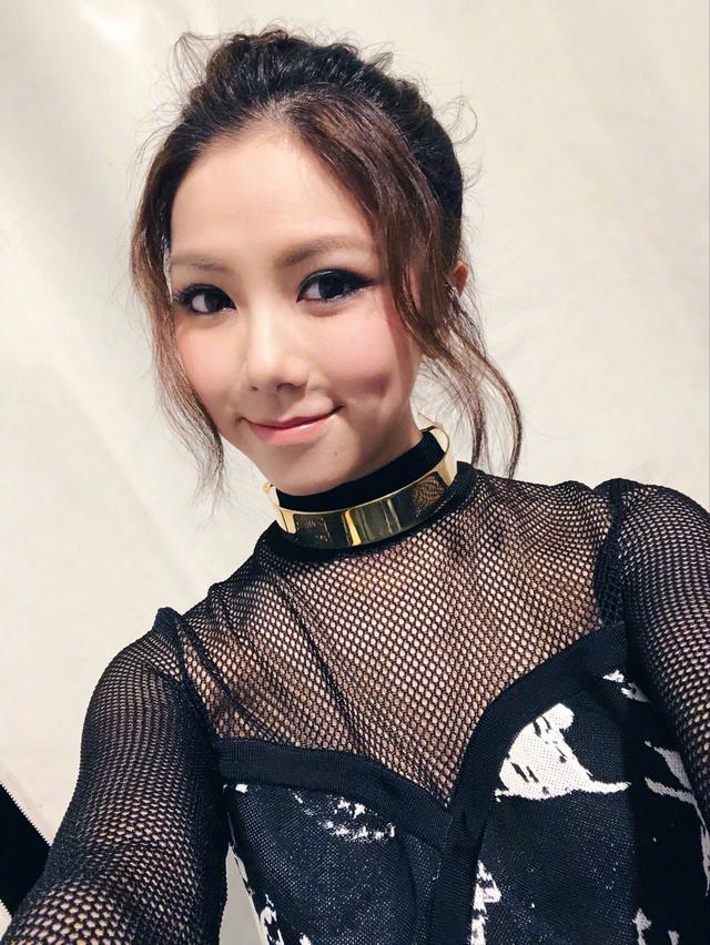 深色系的范儿本身就带着性感的气息,而且此次邓紫棋采用了微透明的