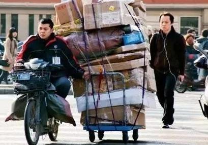 他身价1400亿，拥有40多架飞机，却开一辆路虎揽胜代步