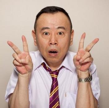 潘长江开200万豪车，下车时却显尴尬