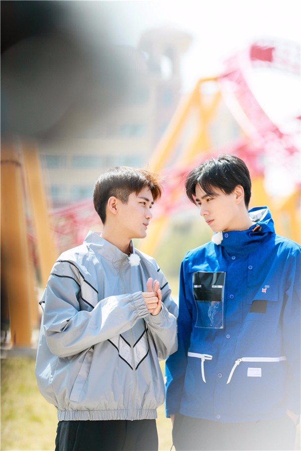 《二十四小时》白敬亭骑儿童车 胡一天蒙眼作画