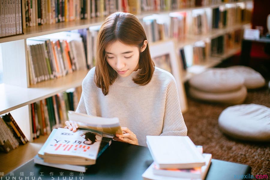 她是大学生,现在还在读书,我是外出打工者.暑假的时候