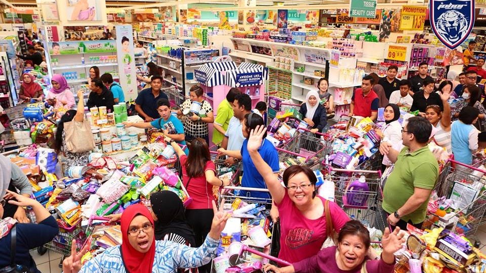 马来西亚王储为民众物品埋单 每人4800元 民众超市疯狂抢货