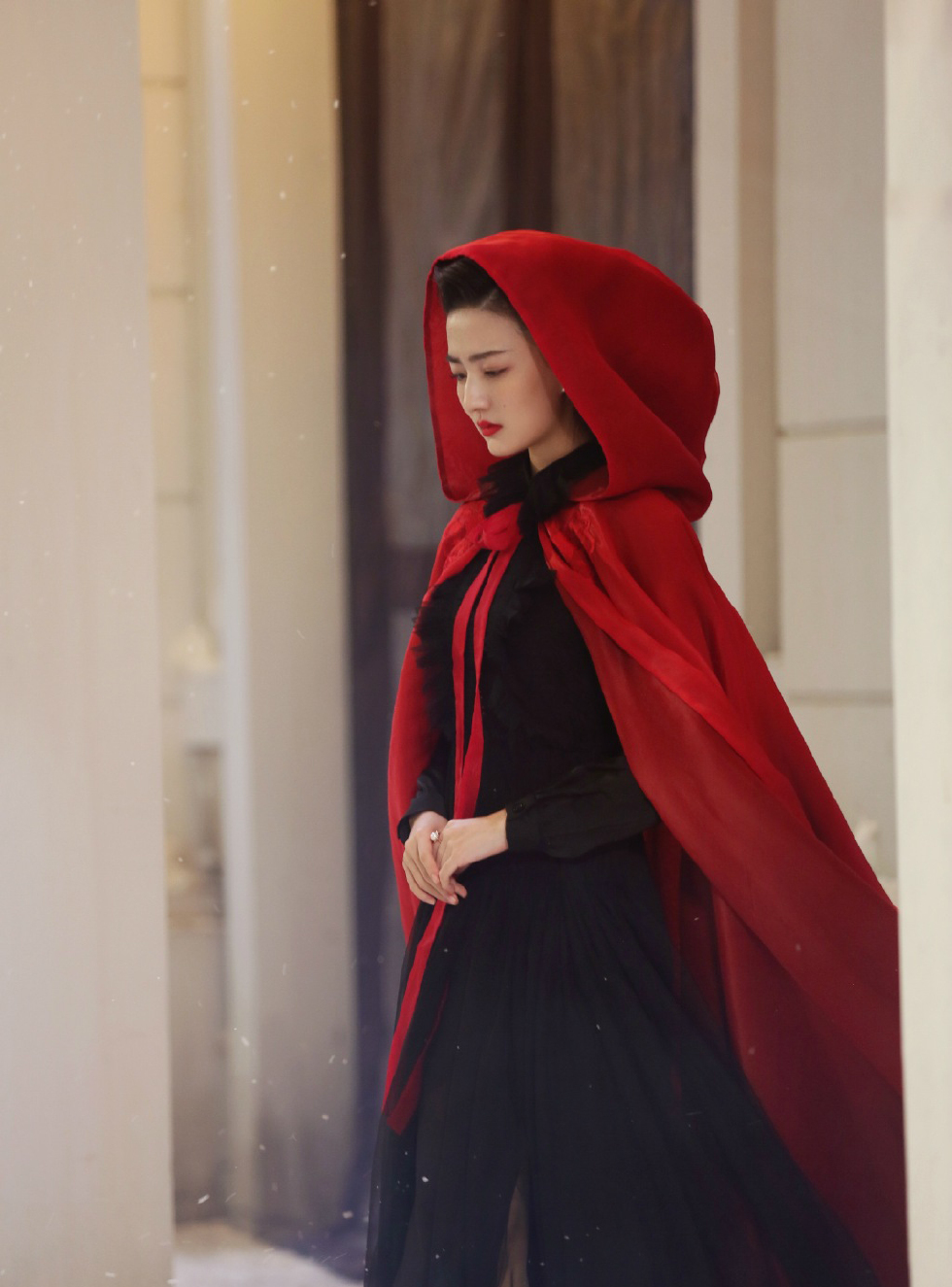 徐璐，天衣无缝，红斗篷剧照，剧中红斗篷造型可爱又有范儿