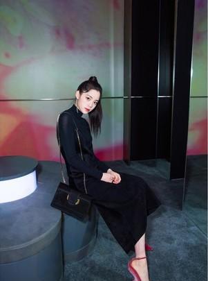 欧阳娜娜Z字型高跟鞋出席活动 网友惊:那能走