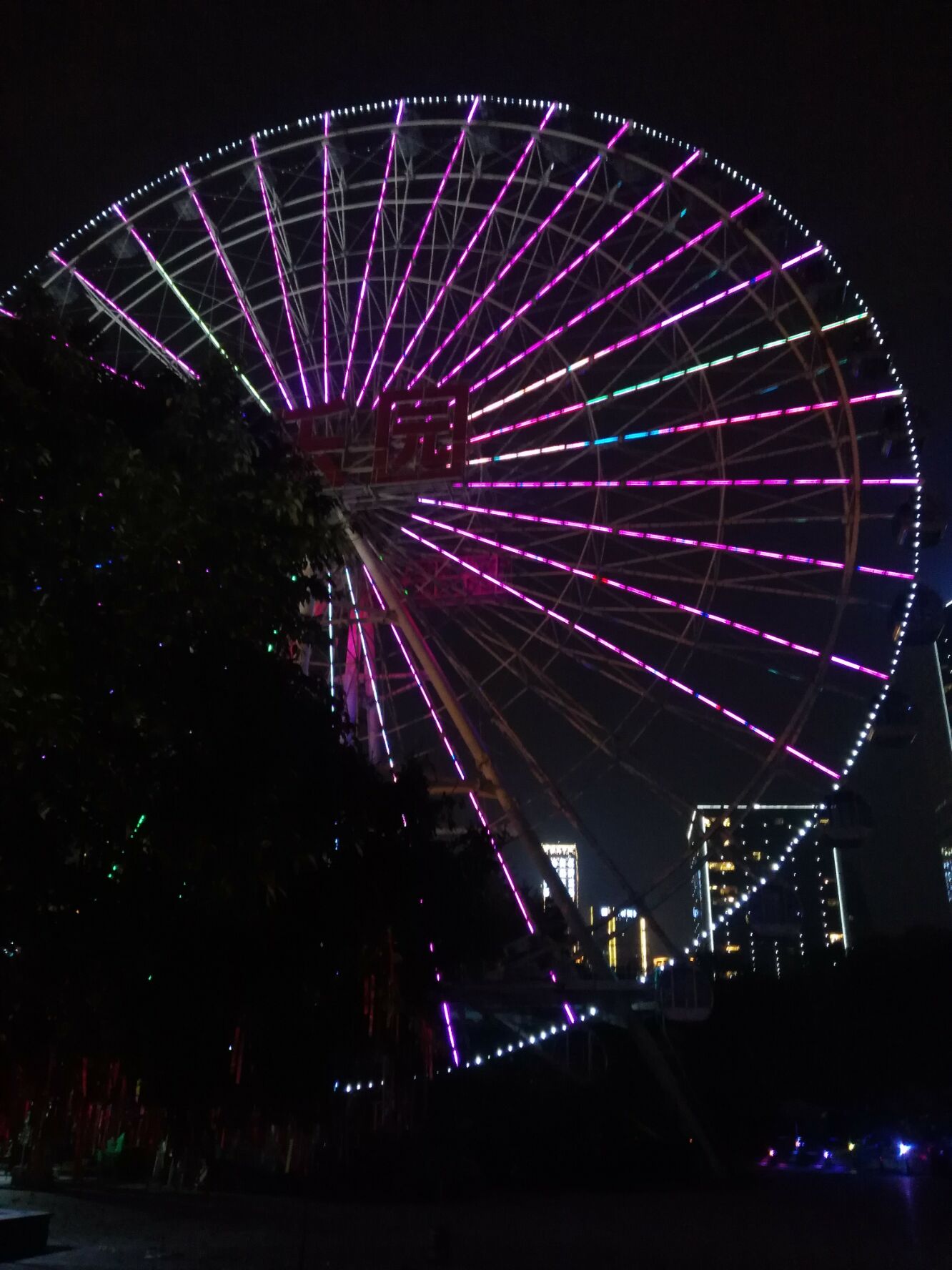 重庆游乐园的摩天轮,在夜空中星光熠熠,唯美浪漫