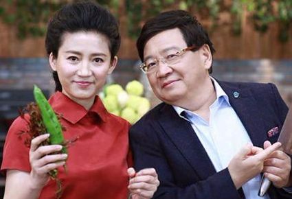 以前很火的五大央视女主播都嫁给了谁？王小丫真不错