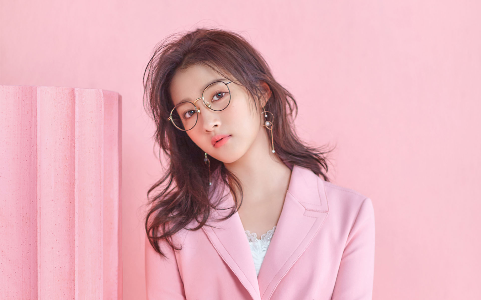 关晓彤出席时装周大长腿碾压外国女明星,但是