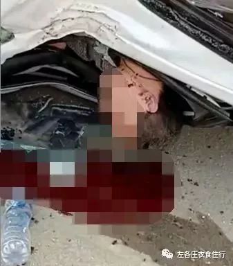 文安大柳河潘平路口南发生严重车祸！轿车侧翻，司机被卡车内！