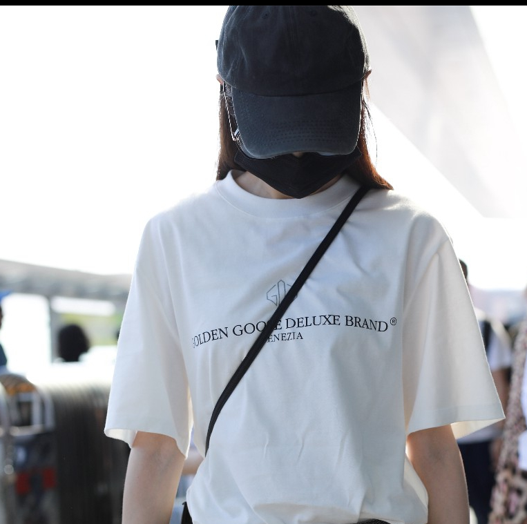 唐嫣身穿白色T恤搭配黑色牛仔裤现身机场 看起