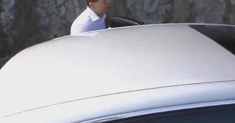 老爸身家千亿, 这富二代身家也有340亿, 一车开12年才换新车