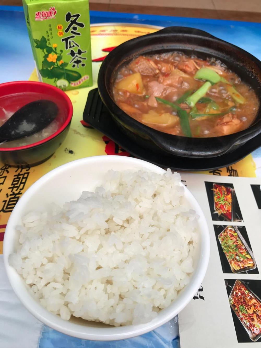 昆明吴氏黄焖鸡米饭实拍: 鸡肉都是大块大块的, 且还非常嫩!