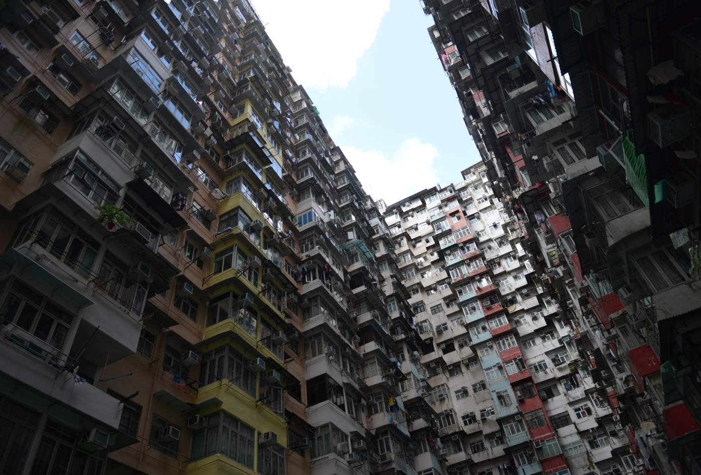 为什么香港房子几乎都不带阳台?听老师傅一番话,才恍然大悟