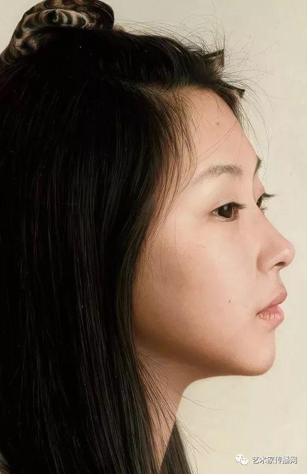 又一个冷军,这超写实美女和毛衣画得更迷人