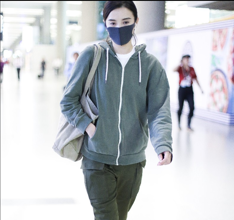 宋佳口罩遮面穿灰色卫衣搭配军绿色休闲裤现身