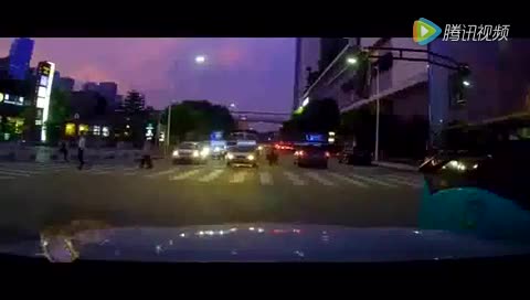 电动车和大货车依抢道，没想到自以为是的丢了命！