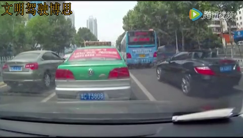 敞篷车女司机撞上出租车，下车后10公分的高跟鞋亮了